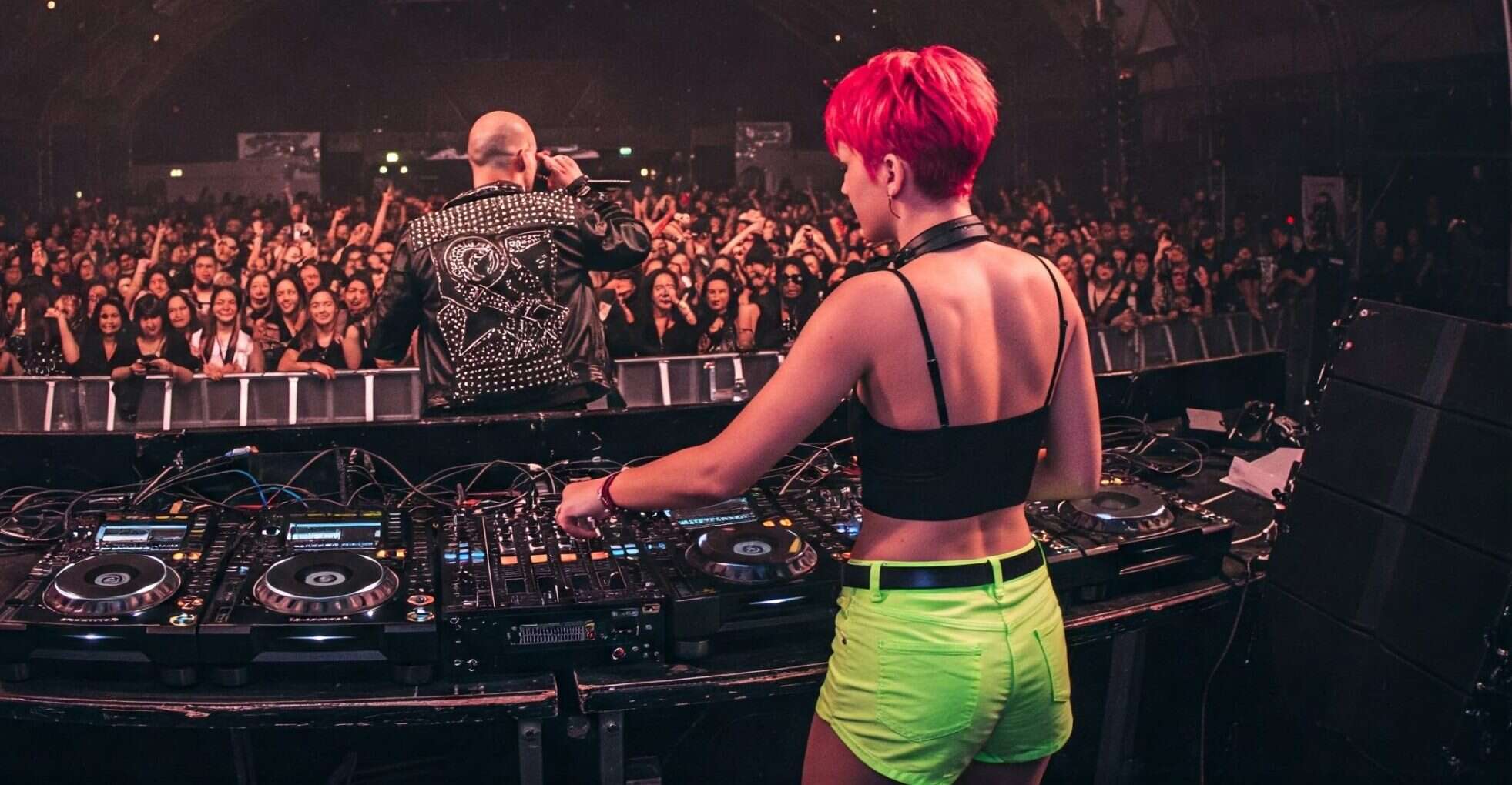 Live show with singer and DJ on stage